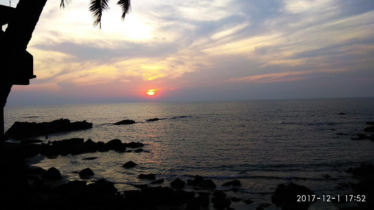 Om Ganesh Guest House Cliffside Arambol Exterior foto